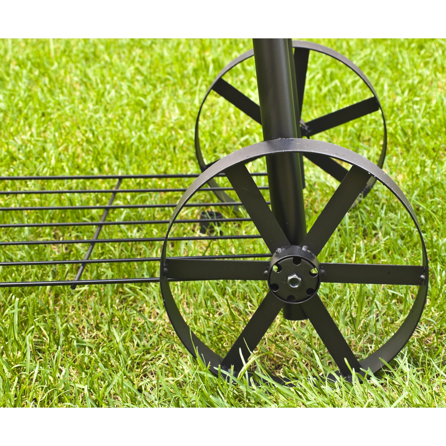 Detailaufnahme: Räder und Grillrost des El Fuego Dakota Holzkohlegrills Smokers auf Rasen.