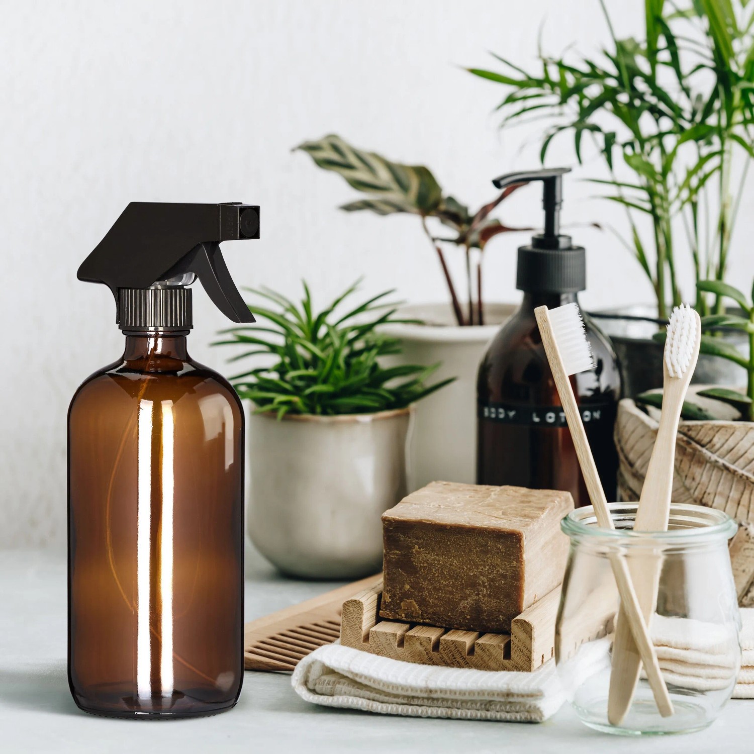 Relaxdays Sprühflasche 4er Set, braunes Glas, verstellbarer Sprühkopf für Garten, Haushalt & mehr.