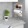 Wenko Küchenregal Magna, weißes Magnetregal mit Küchenrolle, Gewürzen und Handtuch an Kühlschrank.