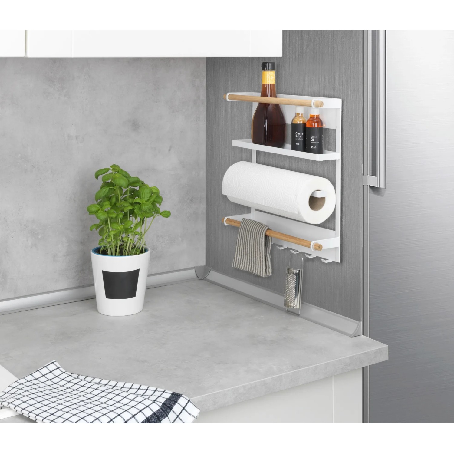 Wenko Küchenregal Magna, weißes Magnetregal mit Küchenrolle, Gewürzen und Handtuch an Kühlschrank.
