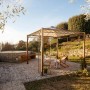 Unbeschichtetes Eleo Rankgitter Vite am Pavillon im Garten, ideal für Kletterpflanzen und als Sichtschutz.