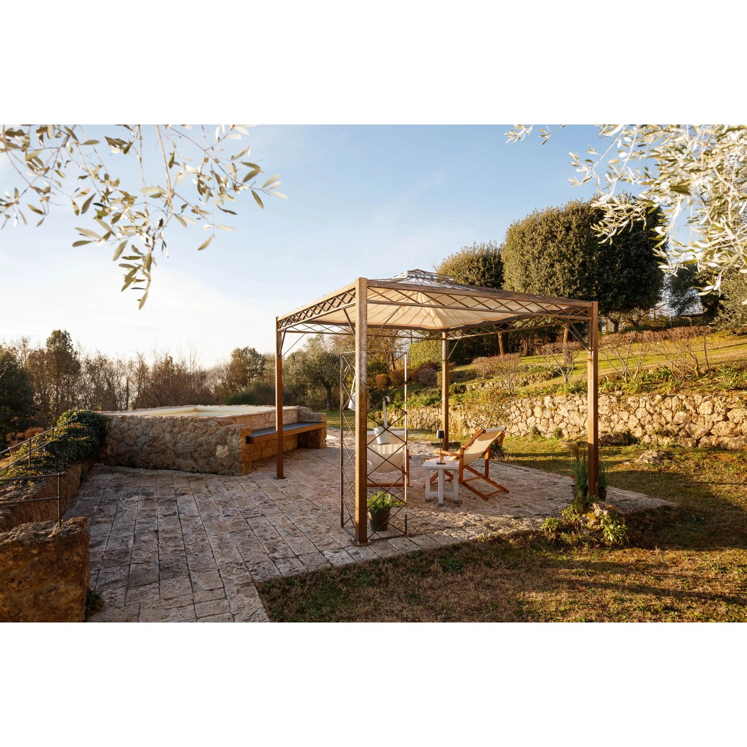 Unbeschichtetes Eleo Rankgitter Vite am Pavillon im Garten, ideal für Kletterpflanzen und als Sichtschutz.