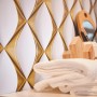 Vliestapete mit 3D-Effekt, glänzend, leicht strukturiert, in Gold und Weiß.