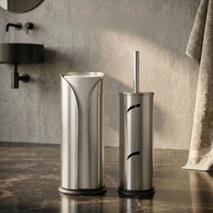 Silbernes 2-teiliges WC-Set aus Edelstahl: freistehender Toilettenpapierhalter und WC-Bürste im modernen Bad.