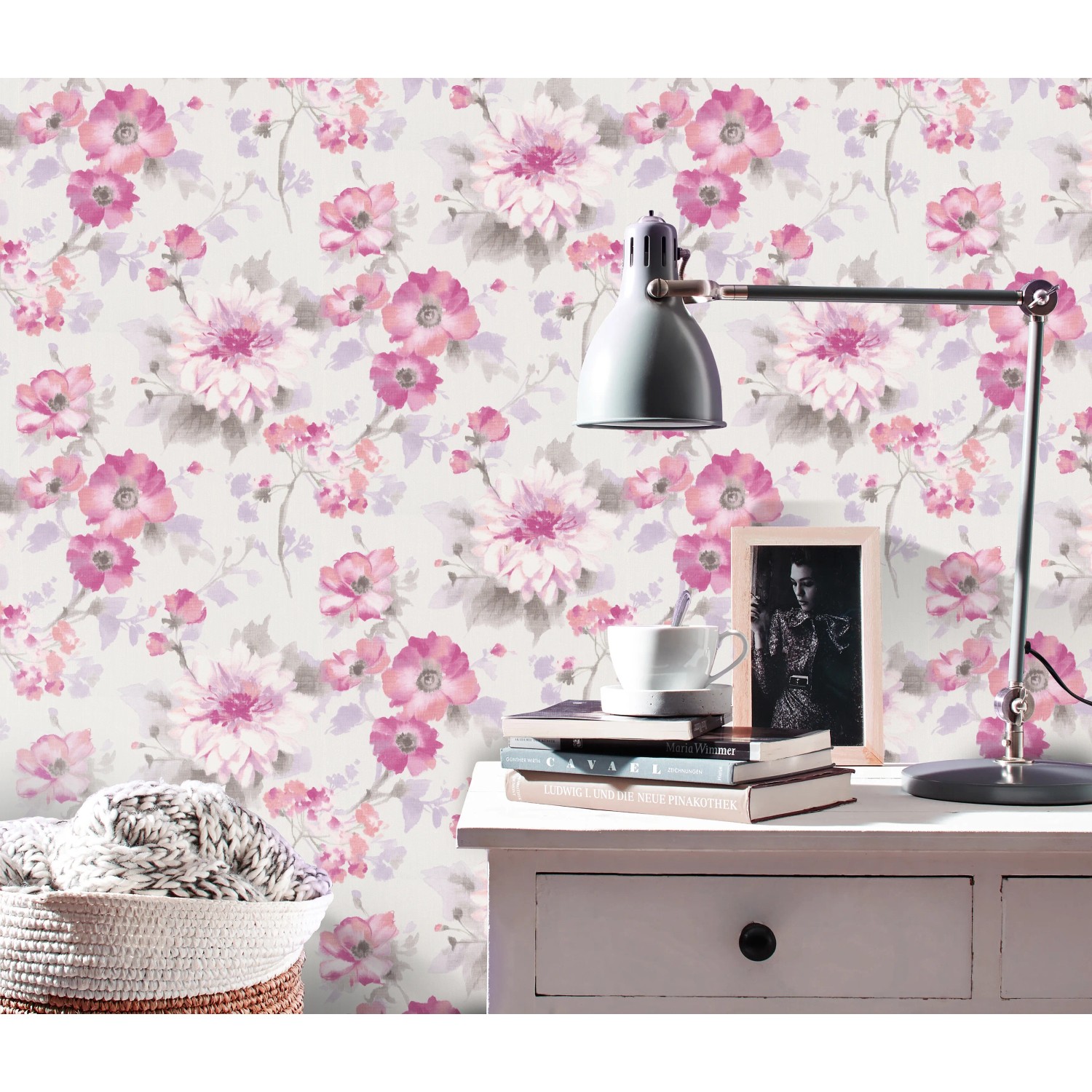 Erismann Vliestapete Guido Maria Kretschmer Floral Rosa mit rosa Blütenmuster.