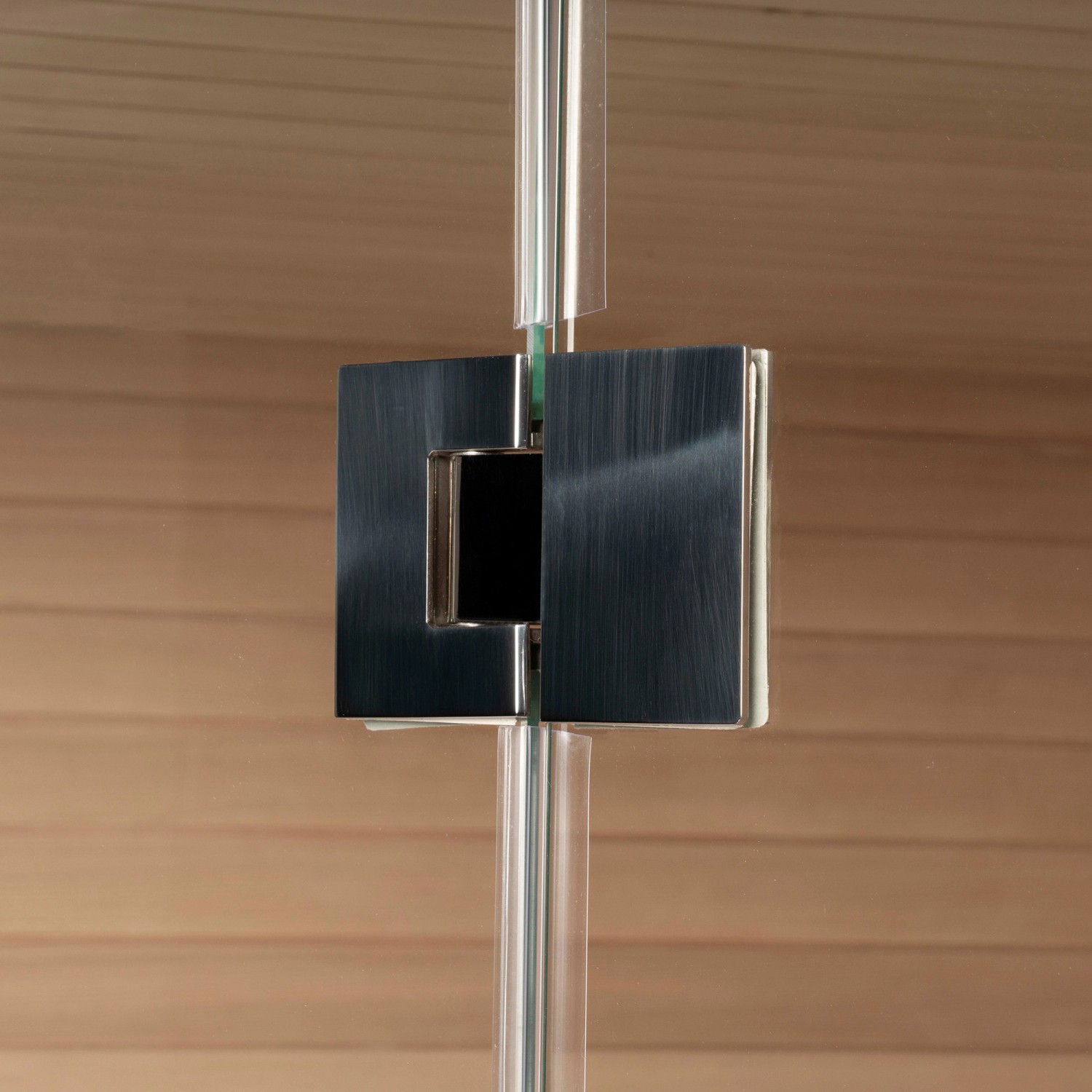 Detailaufnahme: Türgriff der SKYLINE Sauna aus Tannenholz mit Glasfront.