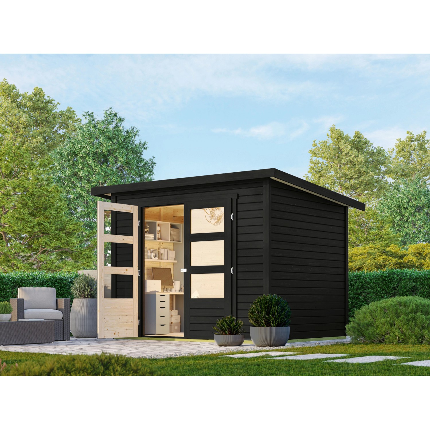 Schwarzes Karibu Gartenhaus Stockach 3 mit geöffneter Tür und Fenster im Garten.