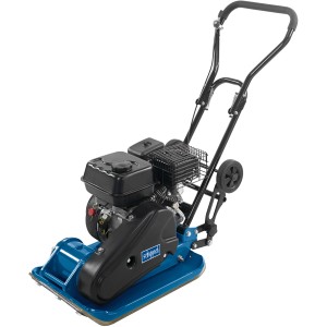 Scheppach Rüttelplatte HP1300S, Baumaschine mit 4-Takt-Motor, Fahrwerk und blauer Schutzmatte.