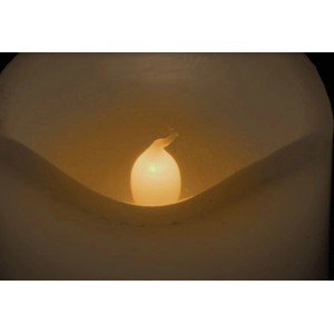 Weiße LED Kerze mit Timer, flackernd, 9x7x7cm. Stimmungsvolle Beleuchtung für Innenräume.