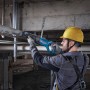 Handwerker sägt Rohr mit Bosch Professional Säbelsäge GSA 12-30 im Koffer.