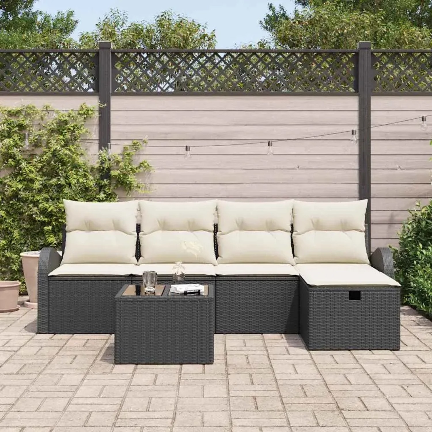 Schwarzes 6-teiliges vidaXL Garten-Sofa-Set aus Poly Rattan mit Kissen und Tisch.