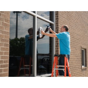 Starlyf Haltegriff Handy Grasp Pro im Einsatz: Mann befestigt mobilen Halter an Fenster.