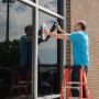 Starlyf Haltegriff Handy Grasp Pro im Einsatz: Mann befestigt mobilen Halter an Fenster.