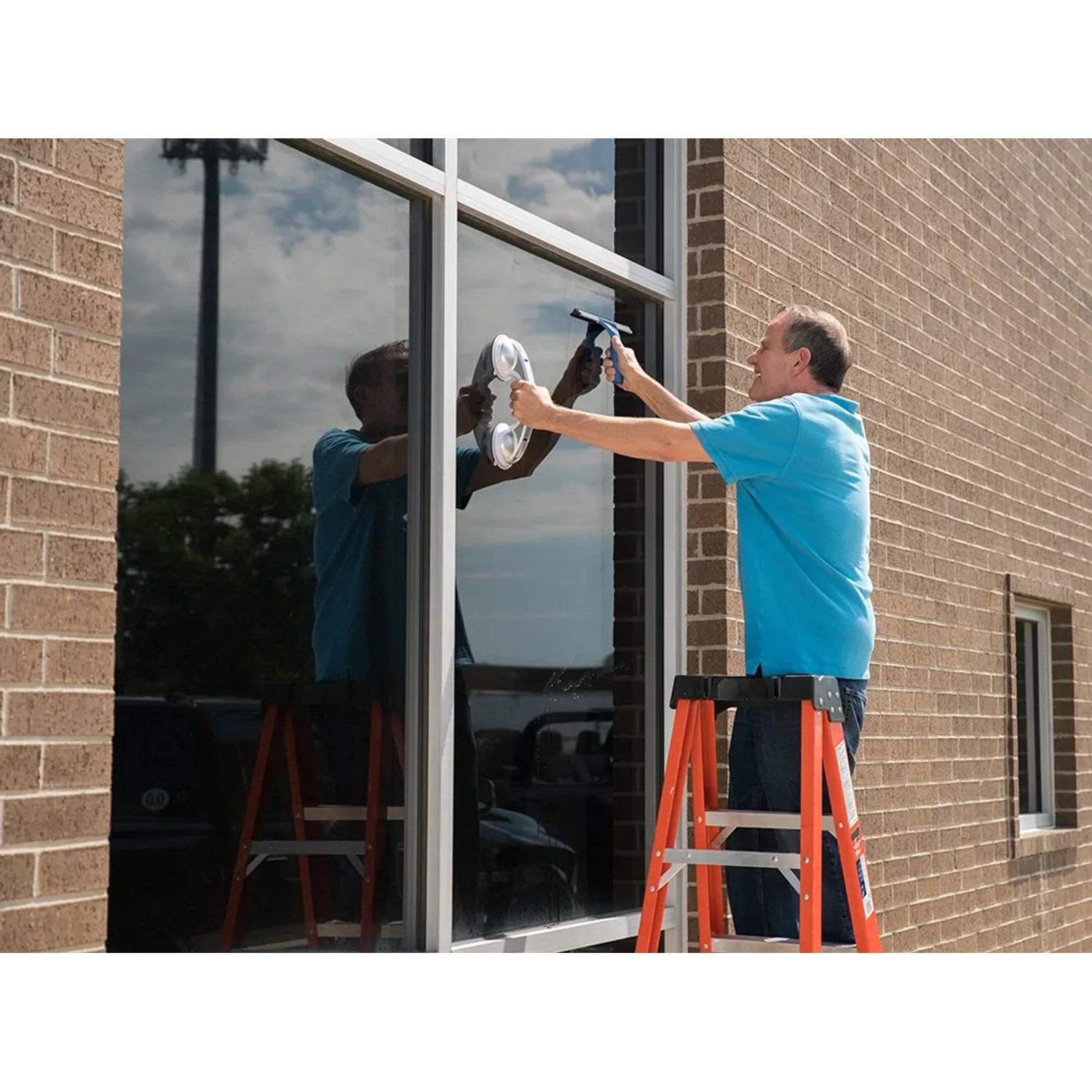 Starlyf Haltegriff Handy Grasp Pro im Einsatz: Mann befestigt mobilen Halter an Fenster.