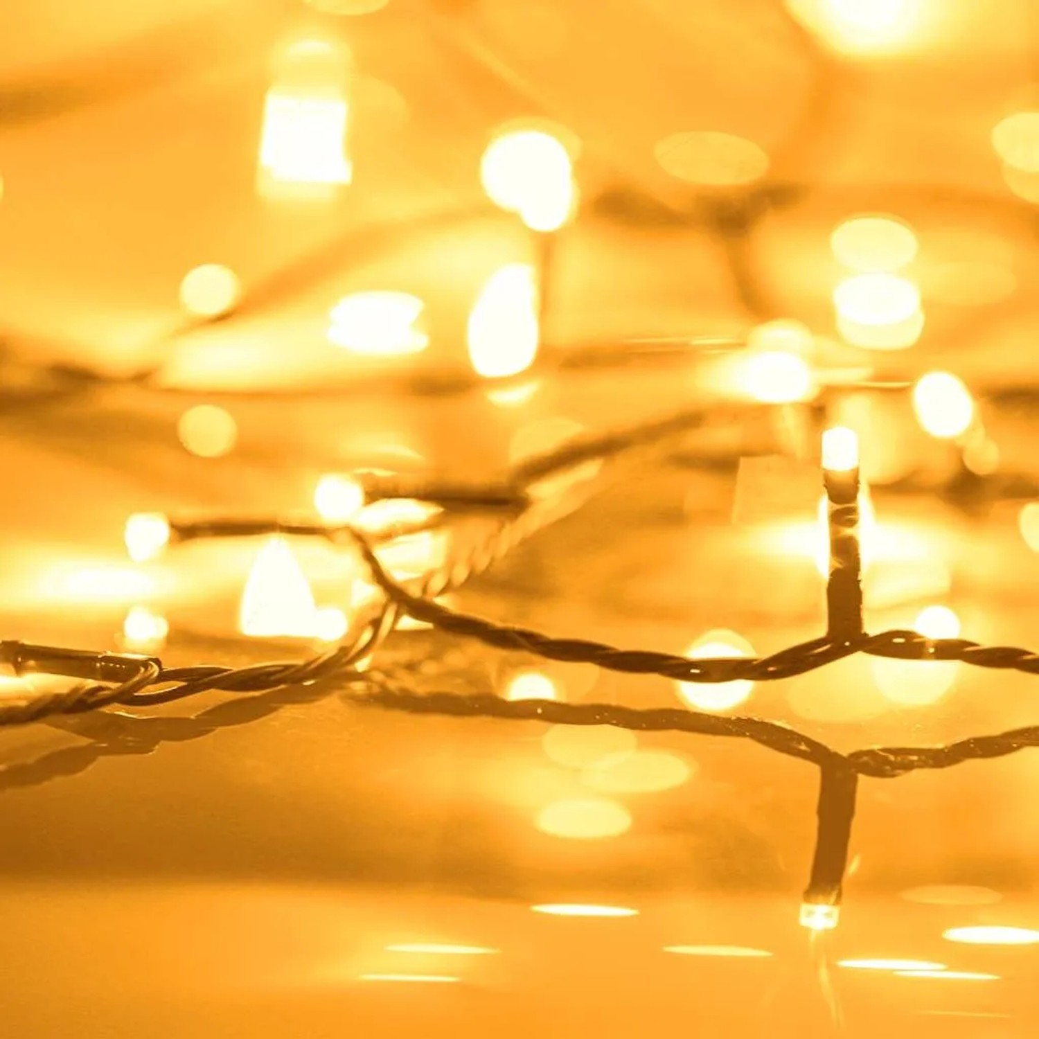 Warmweiße 60m LED Lichterkette für Außen mit 8 Lichteffekten.