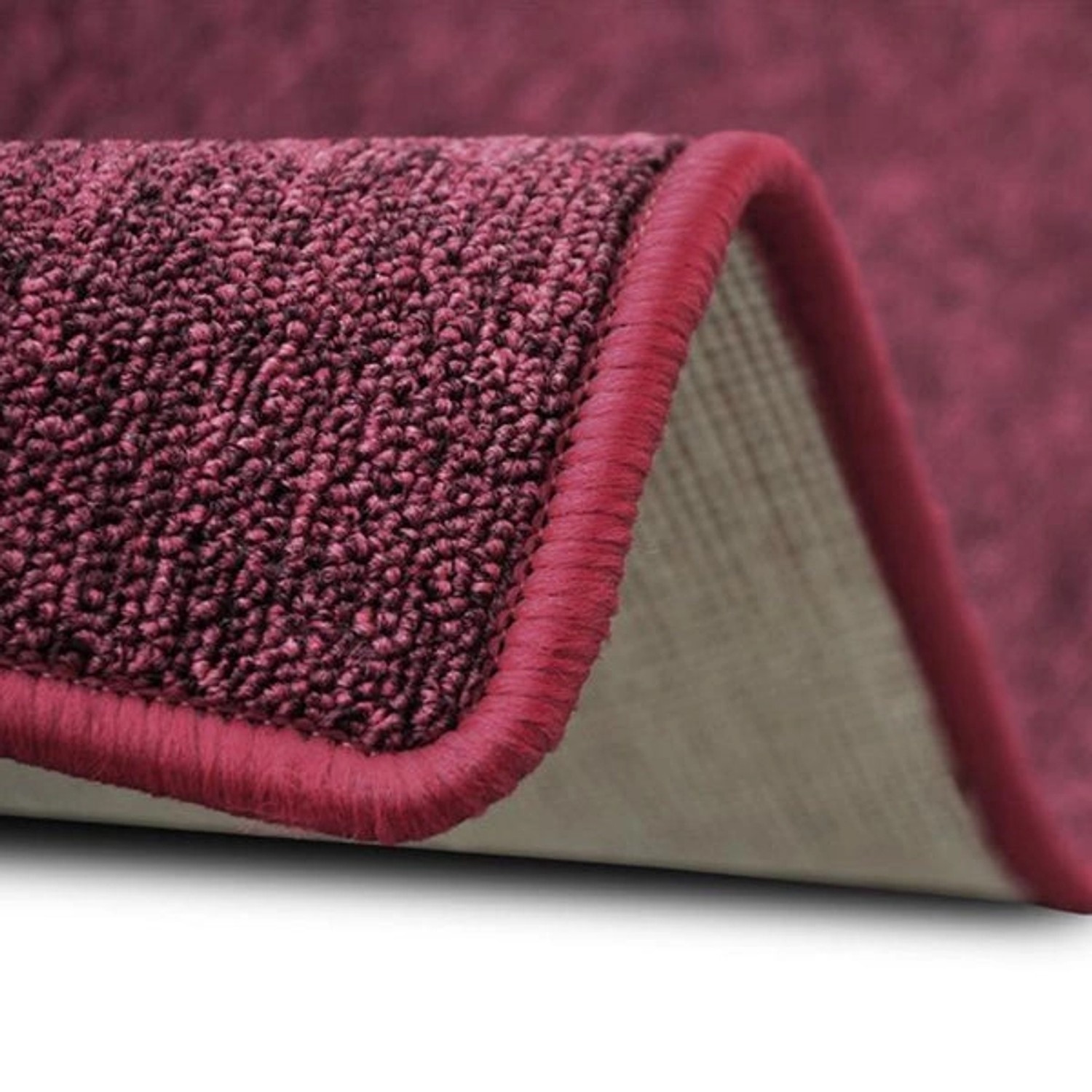 Weinroter Teppichläufer London mit Schlingenflor und farblich passender Umkettelung.