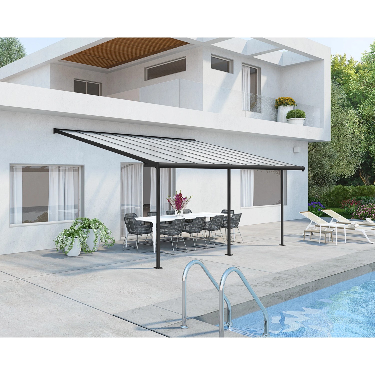 Graue Palram Canopia Terrassenüberdachung Sierra (555x295cm) mit Tisch und Stühlen.