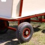 Detailaufnahme: Roter Sunny Bollerwagen Billy Beach Wagon mit Luftreifen.