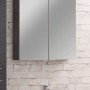 Fackelmann Spiegelschrank B.Perfekt Dark Oak 60 cm mit LED-Leuchte über Waschbecken.