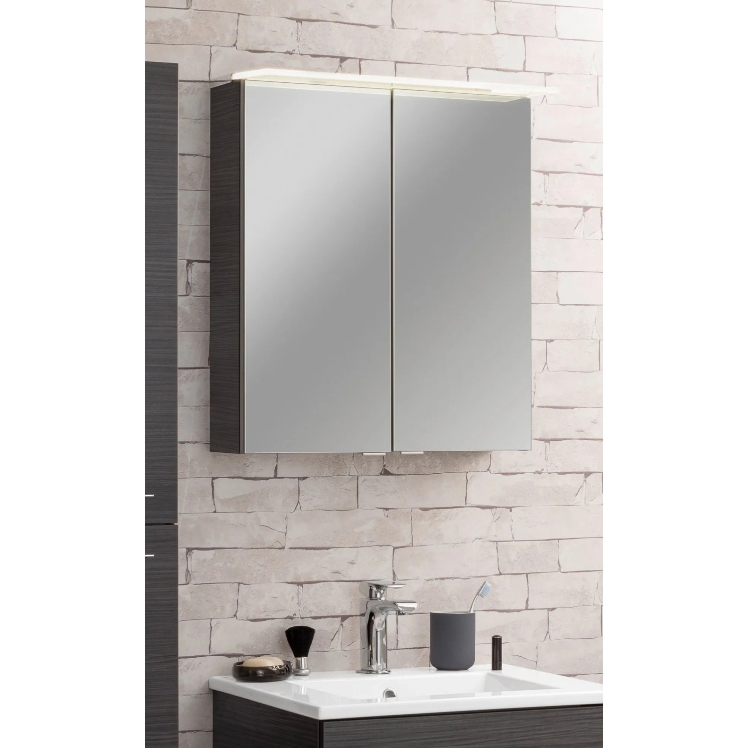 Fackelmann Spiegelschrank B.Perfekt Dark Oak 60 cm mit LED-Leuchte über Waschbecken.