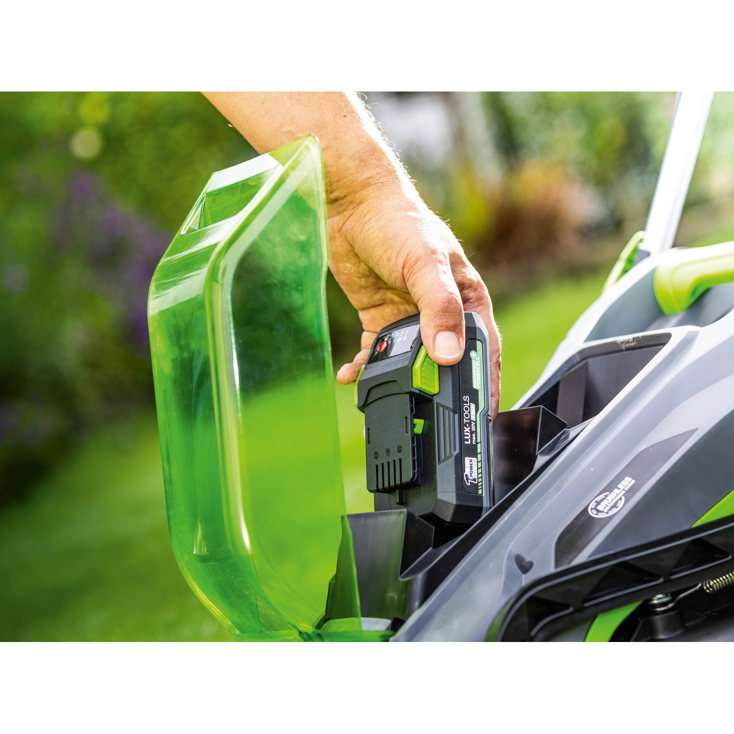 LUX-TOOLS Akku 20V 4Ah wird in ein 1 PowerSystem Gerät eingesetzt.