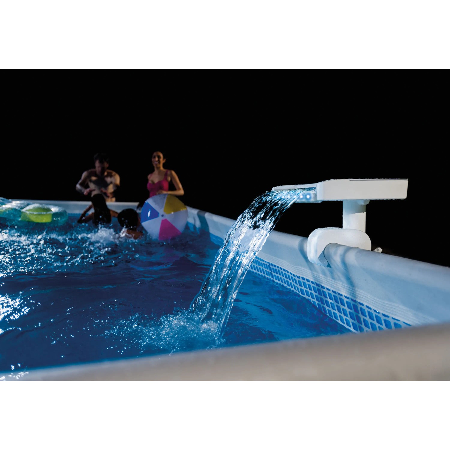 Intex LED Wasserfall Cascadee am Poolrand mit spielenden Personen im Wasser.