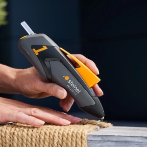 Steinel Heißklebepistole Mobileglue 1007-S in Aktion beim Verkleben von Seil.