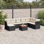 Schwarze 9-tlg. Garten-Sofagarnitur aus Poly Rattan mit cremeweißen Kissen und Tisch.