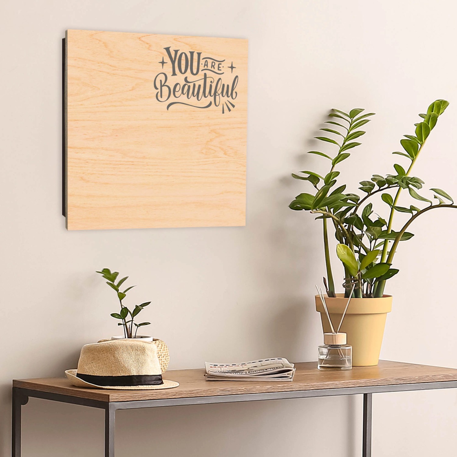 Banjado Schlüsselkasten aus Holz, 30x30cm, mit inspirierender Botschaft 'You are beautiful'.