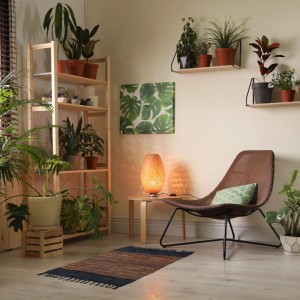 Brauner Relaxdays Flickenteppich (60x110 cm) aus Baumwolle und Leder im Wohnzimmer.