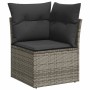 Graues Ecksofa aus Rattan mit dunklen Kissen, Teil einer vidaXL Garten-Sofagarnitur.