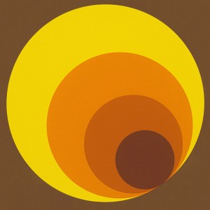 Retro Tapete mit Kreisen in Orange, Braun und Gelb im 70er Jahre Stil.