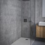 Eckige, graue Ideal Standard Kopfbrause Idealrain Atelier 300x300 mm in Dusche mit Glaswand.