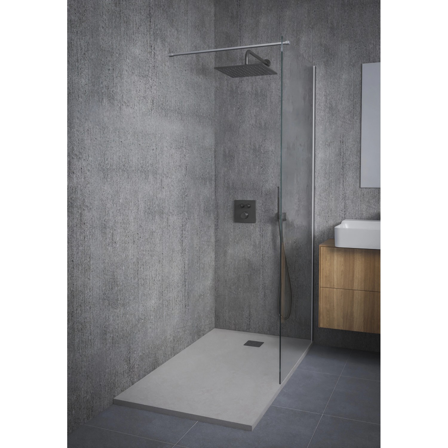 Eckige, graue Ideal Standard Kopfbrause Idealrain Atelier 300x300 mm in Dusche mit Glaswand.