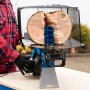 Scheppach HL460 Holzspalter in Aktion: Liegender Spalter mit Holzscheit unter Schutzgitter.