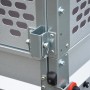 Detailaufnahme: Stema Gitteraufsatz für Autoanhänger, verzinktes Lochblech, Verriegelungsmechanismus.