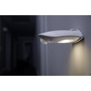 Weiße Osram LED-Außenleuchte mit Sensor an Wand montiert. Nachtlicht für den Außenbereich.