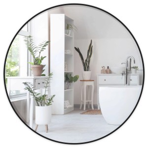 Runder Floordirekt Wandspiegel Bella mit schwarzem Rahmen im Badezimmer, Ø 70 cm.