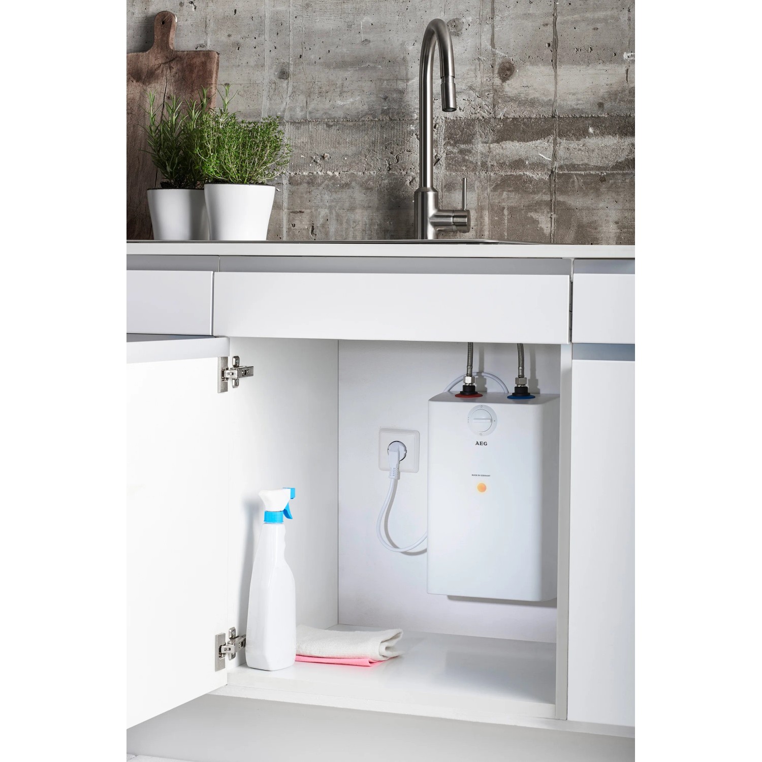 AEG Kleinspeicher U5 Untertischgerät im Spülenschrank. Warmwasserspeicher mit 5 Liter Volumen.