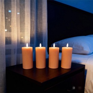 Relaxdays LED Kerzen 4er Set in Altrosa auf Nachttisch, flackernde Echtwachs-Optik.