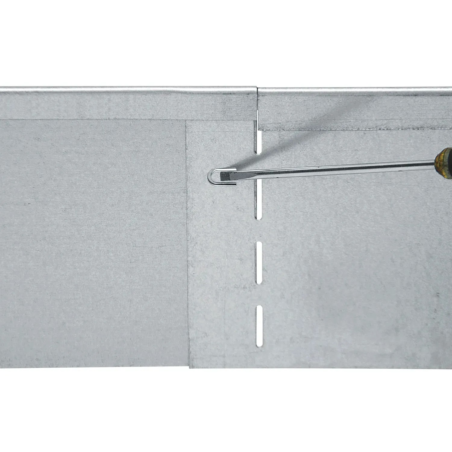 Detailaufnahme: Verzinkte Bellissa Rasenkante (118 cm) wird mit Schraubendreher verbunden.