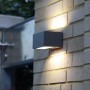 Moderne Lutec LED-Außenwandleuchte Gemini in Anthrazit an einer Backsteinwand.