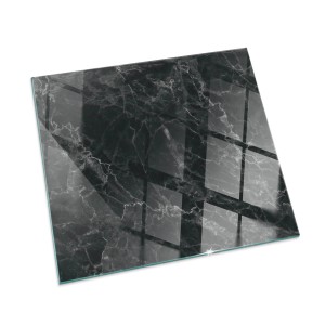 Quadratische, schwarze Glasplatte mit Marmormuster für Kamin oder Ofen (60x60 cm).