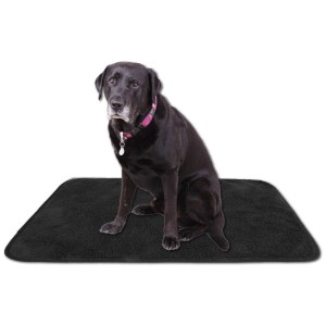 Schwarze Bestlivings Tierdecke Lammflor 60x80 cm mit sitzendem Hund.