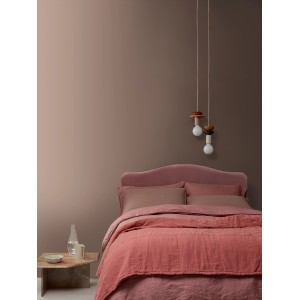 Schlafzimmer in Weaved No. 438: Matte ELLE DECORATION Wandfarbe von Crown in Rosa-Braun.