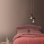 Schlafzimmer in Weaved No. 438: Matte ELLE DECORATION Wandfarbe von Crown in Rosa-Braun.