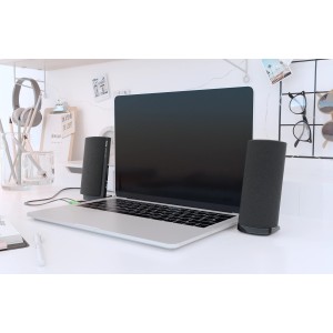 Schwarze Hama PC-Lautsprecher E 80 neben Laptop auf weißem Schreibtisch.