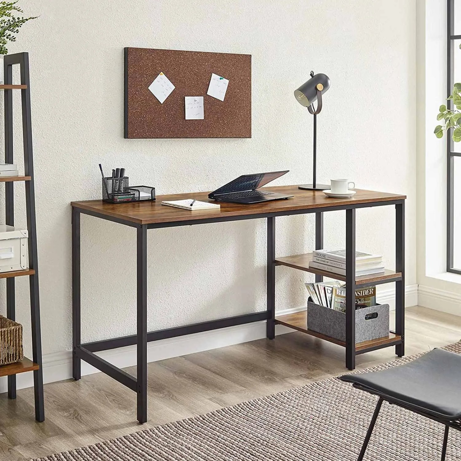 Vasagle Schreibtisch in Braun-Schwarz mit 2 Ablagen und Stahlrahmen, 140x60x75 cm.