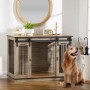 PawHut Hundehütte Eiche mit Schiebetüren und Hund davor. Flexibel als Einzel- oder Doppelzimmer nutzbar.
