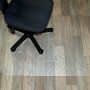 Transparente Bodenschutzmatte 74x120cm unter Bürostuhl auf Holzboden. Schutz für Hartböden.